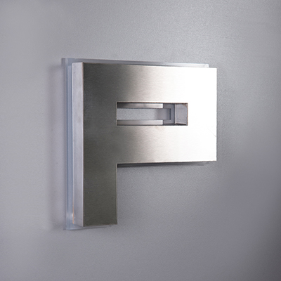 طراحی تابلو حروف استيل نقره ای خشدار